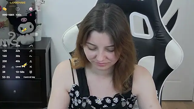 Snapshot of pretty_little_thing chatting on 05.27.26 pretty little thing online show from 05.27.26