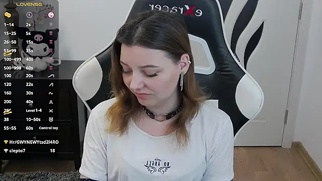 Snapshot of pretty_little_thing chatting on 05.31.26 pretty little thing online show from 05.31.26