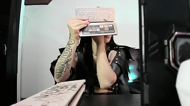 Snapshot of MistressVenena chatting on 10.16.25 MistressVenena online show from 10.16.25