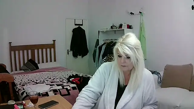 Snapshot of Miahotmilf chatting on 04.26.26 Miahotmilf online show from 04.26.26