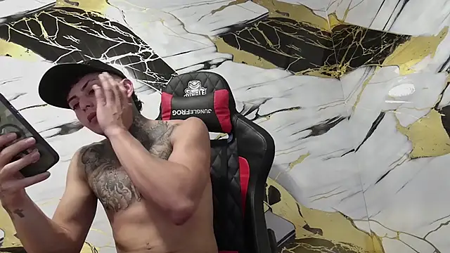 Snapshot of Kevin22_222 chatting on 01.02.25 Kevin22 222 online show from 01.02.25