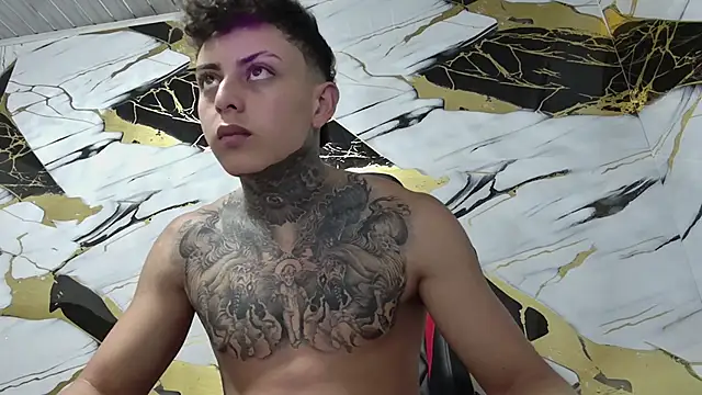 Snapshot of Kevin22_222 chatting on 01.04.25 Kevin22 222 online show from 01.04.25