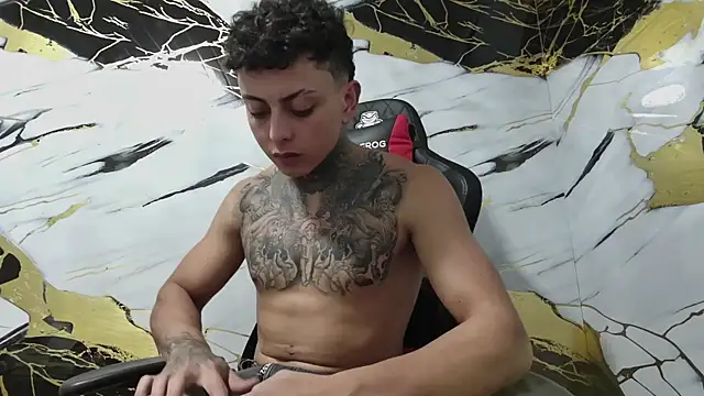 Snapshot of Kevin22_222 chatting on 01.05.25 Kevin22 222 online show from 01.05.25