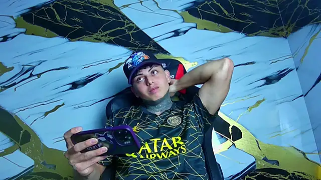 Snapshot of Kevin22_222 chatting on 01.27.25 Kevin22 222 online show from 01.27.25