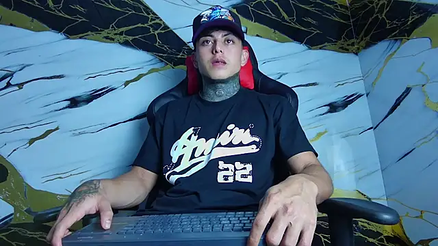 Snapshot of Kevin22_222 chatting on 02.04.25 Kevin22 222 online show from 02.04.25