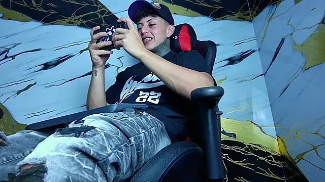 Snapshot of Kevin22_222 chatting on 02.04.25 Kevin22 222 online show from 02.04.25