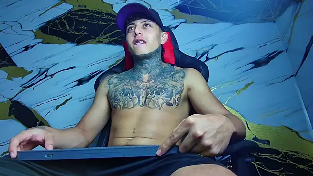 Snapshot of Kevin22_222 chatting on 02.05.25 Kevin22 222 online show from 02.05.25