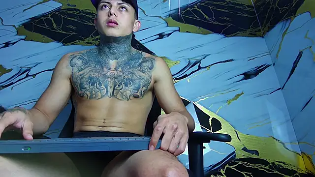 Snapshot of Kevin22_222 chatting on 02.05.25 Kevin22 222 online show from 02.05.25