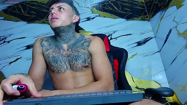 Snapshot of Kevin22_222 chatting on 03.02.25 Kevin22 222 online show from 03.02.25