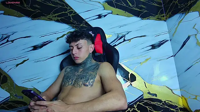 Snapshot of Kevin22_222 chatting on 03.17.25 Kevin22 222 online show from 03.17.25