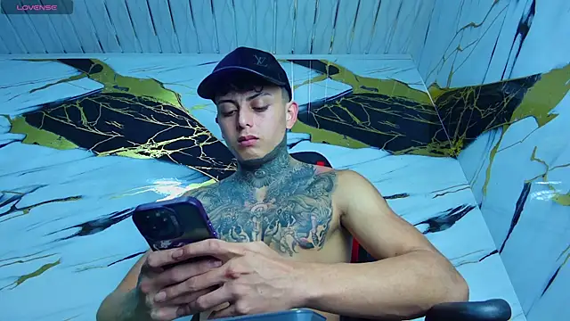 Snapshot of Kevin22_222 chatting on 03.19.25 Kevin22 222 online show from 03.19.25