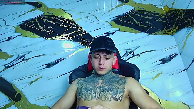 Snapshot of Kevin22_222 chatting on 03.19.25 Kevin22 222 online show from 03.19.25