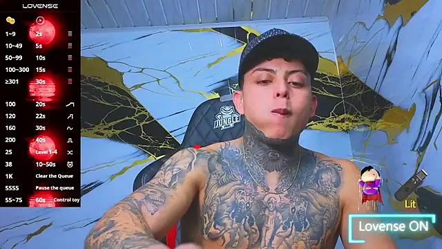 Snapshot of Kevin22_222 chatting on 10.28.25 Kevin22 222 online show from 10.28.25