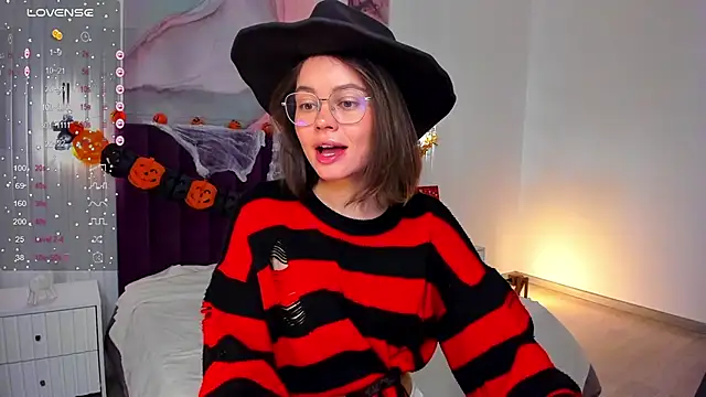 Snapshot of Kelly_Cuutie chatting on 10.26.25 Kelly Cuutie online show from 10.26.25