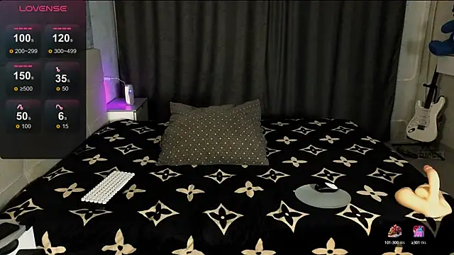 Snapshot of RoxieCrash chatting on 10.05.25 RoxieCrash online show from 10.05.25