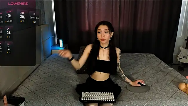 Snapshot of RoxieCrash chatting on 10.13.25 RoxieCrash online show from 10.13.25