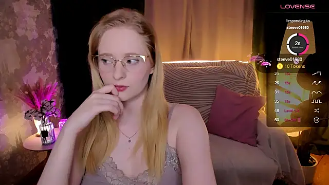 Snapshot of Aemilia_ chatting on 10.05.25 Aemilia online show from 10.05.25