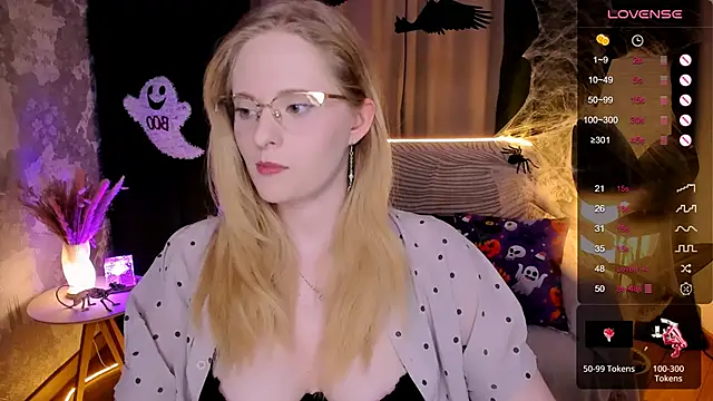 Snapshot of Aemilia_ chatting on 10.27.25 Aemilia online show from 10.27.25