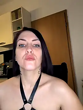 Snapshot of Linalicious chatting on 12.02.24 Linalicious online show from 12.02.24