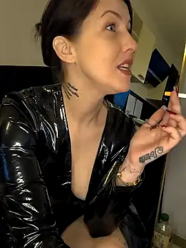 Snapshot of Linalicious chatting on 12.26.24 Linalicious online show from 12.26.24