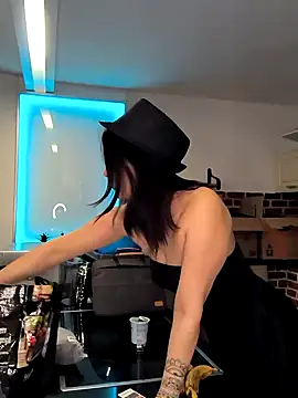 Snapshot of Linalicious chatting on 02.06.25 Linalicious online show from 02.06.25