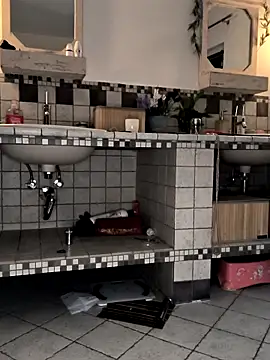 Snapshot of Linalicious chatting on 02.27.25 Linalicious online show from 02.27.25