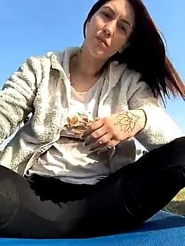 Snapshot of Linalicious chatting on 03.10.25 Linalicious online show from 03.10.25