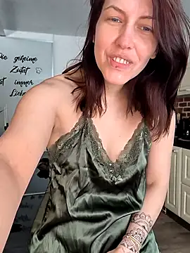 Snapshot of Linalicious chatting on 03.17.25 Linalicious online show from 03.17.25