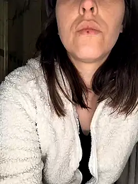 Snapshot of Linalicious chatting on 03.18.25 Linalicious online show from 03.18.25