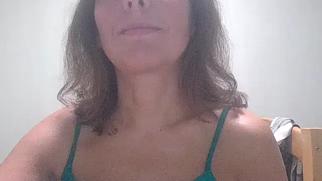 Snapshot of HollyJewel chatting on 09.28.25 HollyJewel online show from 09.28.25