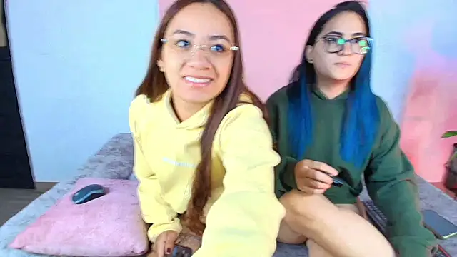 Snapshot of Jules_n_Gia chatting on 09.30.25 Jules n Gia online show from 09.30.25