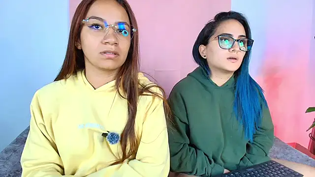 Snapshot of Jules_n_Gia chatting on 09.30.25 Jules n Gia online show from 09.30.25