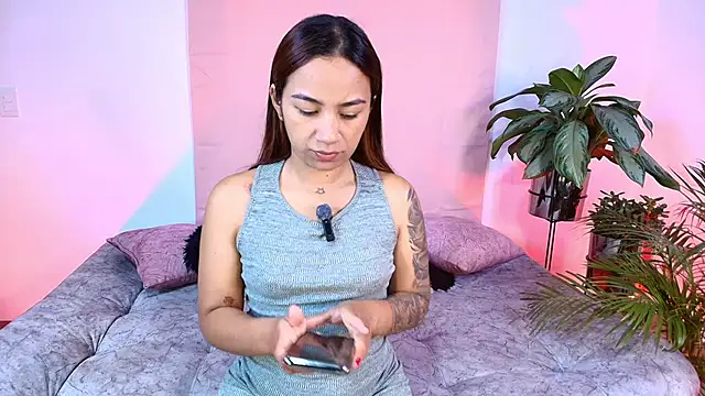 Snapshot of Jules_n_Gia chatting on 11.18.25 Jules n Gia online show from 11.18.25