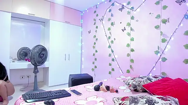 Snapshot of ambersmitx chatting on 12.19.24 ambersmitx online show from 12.19.24