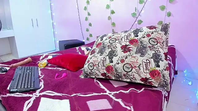 Snapshot of ambersmitx chatting on 01.05.25 ambersmitx online show from 01.05.25