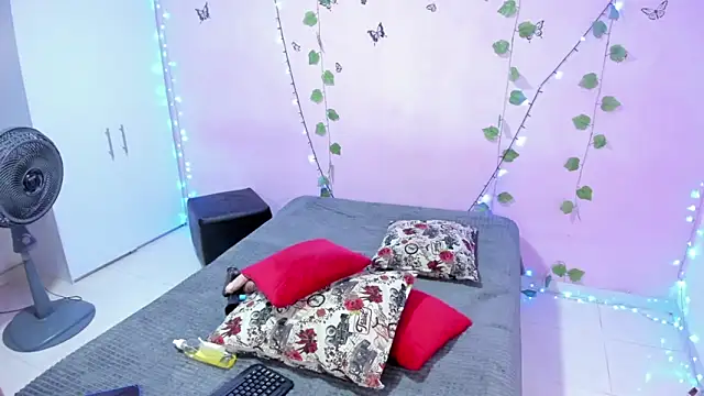 Snapshot of ambersmitx chatting on 02.15.25 ambersmitx online show from 02.15.25