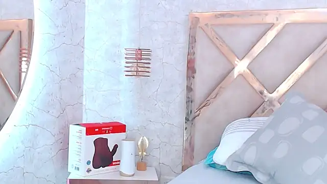 Snapshot of JoannaStanford chatting on 10.18.25 JoannaStanford online show from 10.18.25