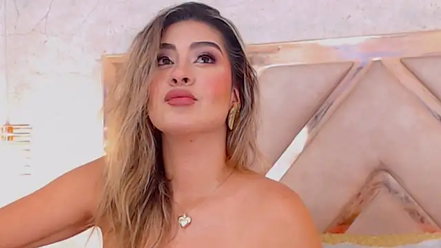 Snapshot of JoannaStanford chatting on 11.07.25 JoannaStanford online show from 11.07.25