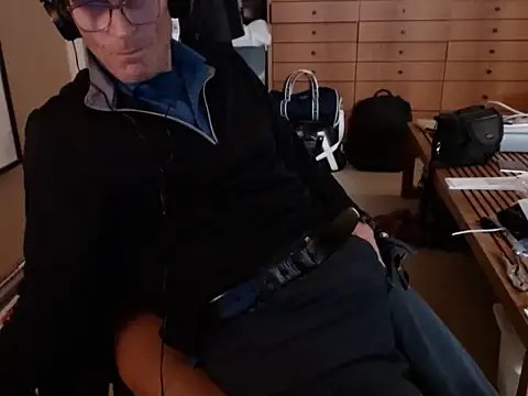 Snapshot of Richard_Dixon chatting on 03.21.25 Richard Dixon online show from 03.21.25