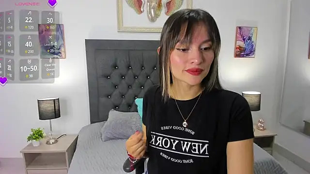 Snapshot of manu_lara chatting on 03.06.25 manu lara online show from 03.06.25