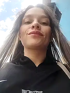 Snapshot of manu_lara chatting on 09.09.25 manu lara online show from 09.09.25