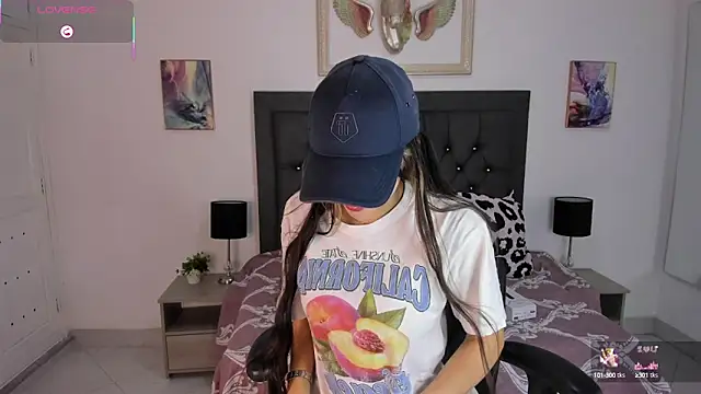 Snapshot of manu_lara chatting on 10.05.25 manu lara online show from 10.05.25