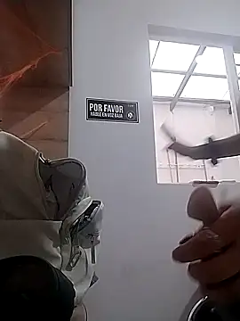 Snapshot of manu_lara chatting on 10.28.25 manu lara online show from 10.28.25