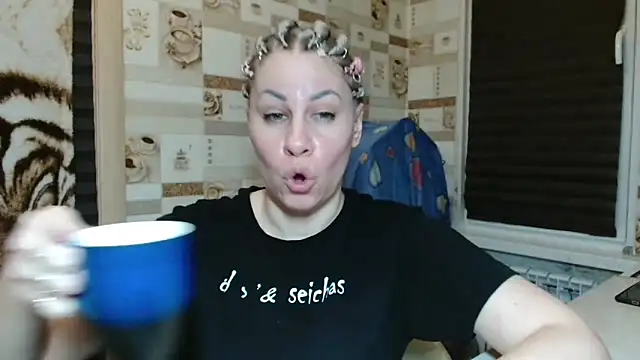 Snapshot of TherestlessKitty chatting on 04.23.26 TherestlessKitty online show from 04.23.26