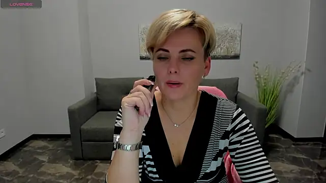 Snapshot of Julia_Wilsone chatting on 12.12.24 Julia Wilsone online show from 12.12.24