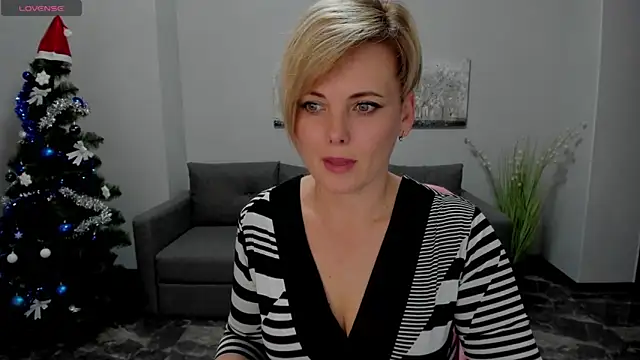 Snapshot of Julia_Wilsone chatting on 12.29.24 Julia Wilsone online show from 12.29.24