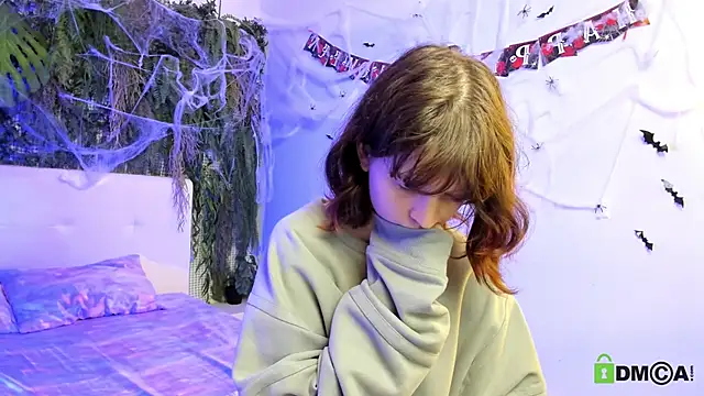 Snapshot of Alina_Mills chatting on 10.28.25 Alina Mills online show from 10.28.25