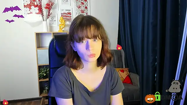 Snapshot of Alina_Mills chatting on 10.29.25 Alina Mills online show from 10.29.25