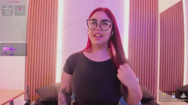 Snapshot of juicy_led_ chatting on 01.27.25 juicy led online show from 01.27.25