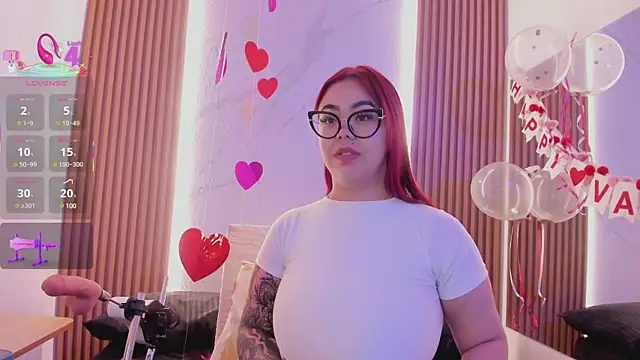 Snapshot of juicy_led_ chatting on 02.08.25 juicy led online show from 02.08.25